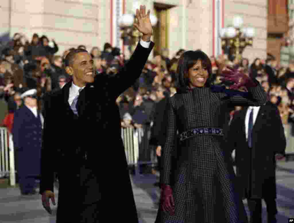 2013年1月21日，奧巴馬總統發表完就職演說並結束就職午餐會後，離開國會大廈前往白宮觀禮台，觀看游行，途中，奧巴馬夫婦下車步行，揮手向沿途歡呼民眾致意。