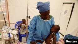 Mmoja wa walionusurika baada ya kuambukizwa Furana Katungu, miaka 2-year-old akiwa wodini katika kitengo cha dharura Biosecure Emergency Care Unit (CUBE), kituo cha ALIMA, Beni, DRC, Machi 31, 2019