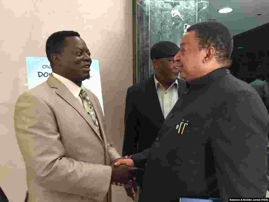 Ziyarar Mohammed Sanusi Barkindo Sashen Hausa Na Murayar Amurka yayin da suke gaisawa da shugaban Sashen Hausa na Muryar Amurka Leo Keyen