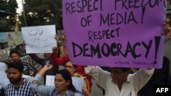 کراچی میں میڈیا کارکن ایک جرنلسٹ احمد نورانی پر حملے کے خلاف احتجاج کر رہے ہیں۔ فائل فوٹو