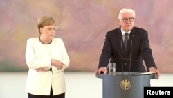 Merkel, Cumhurbaşkanı Steinmeier’in yanında yerini aldıktan kısa bir süre sonra titremeye başladı