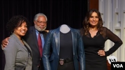 Mariska Hargitay (kanan) dan kostum tokoh detektif Olivia Benson yang ia perankan dalam serial "Law & Order: Special Victims Unit" dipamerkan di Museum Nasional Sejarah Amerika di Smithsonian, Washington, D.C. (VOA)