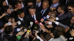 Presiden Brazil Jair Bolsonaro dikelilingi wartawan di Brasilia, 7 Mei 2019. 