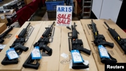 Архїівне фото. Гвинтівки AR-15 виставлені на продаж на збройовій виставці Guntoberfest в Окс, штат Пенсільванія, США, 6 жовтня 2017 р. REUTERS/Джошуа Робертс Напівавтоматична зброя типу AR-15 найчастіше використовується під час стрілянини по цивільних в Америці.