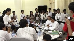 ႀကံ့ခုိင္ဖြံ႔ၿဖဳိးေရးပါတီ သတင္းစာရွင္းလင္းပြဲ ျပဳလုပ္ေနစဥ္။ ေအာက္တုိဘာ ၂၇၊ ၂၀၁၀။