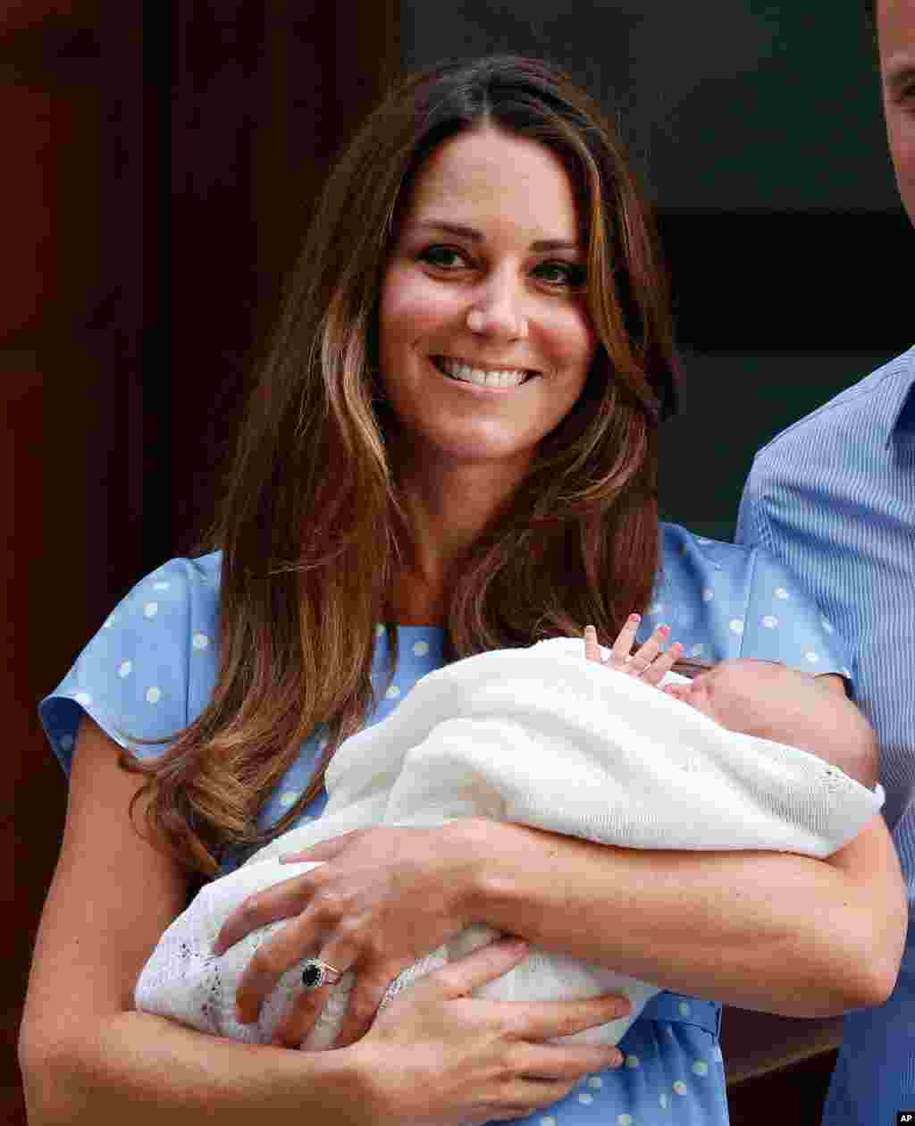 Nữ Công tước xứ Cambridge Kate và con trai vừa chào đời. Ảnh chụp bên ngoài bệnh viện St. Mary ở London.