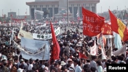 1989年5月17日，数万学生在北京天安门广场举行抗议活动