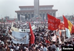 1989年5月17日，几十万学生和支持者云集北京天安门广场，要求实行政治和经济改革。这成为世界新闻报道热点