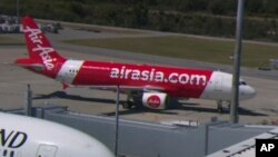 Pesawat AirAsia di bandara di Perth, Australia, 15 Oktober 2017. (Foto: AP)