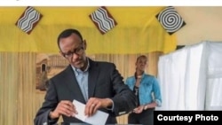 Presiden Paul Kagame memasukkan suara dalam referendum di Kigali hari Jumat (18/12).