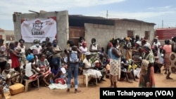 Residentes recebem cestas básicas no Zango III, Bairro do Kitondo I, Luanda, Angola. 4 de Abril de 2021