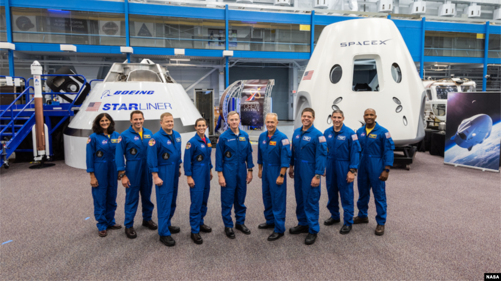 La NASA asignÃ³ a nueve astronautas para abordar el primer vuelo de prueba con el Boeingâ??s CST-100 Starliner y el SpaceXâ?? Crew Dragon. Los astronautas son, de izquierda a derecha: Sunita Williams, Josh Cassada, Eric Boe, Nicole Mann, Christopher Ferguson, Douglas Hurley, Robert Behnken, Michael Hopkins y Victor Glover.