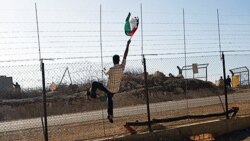 یک فلسطینی در حال تظاهرات علیه حصارهای بناشده توسط اسراییل در نزدیکی رام الله در کرانه غربی.