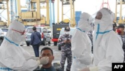 Vashandi vezvehutano vachivheneka munhu kana aine chirwere cheCovid-19. Veruzhinji vari kukurudzirwa kuti vazvichengetedze kubva kudenda iri.