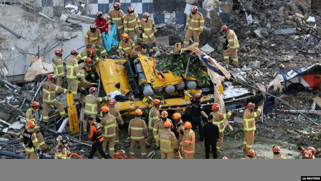 Petugas penyelamat Korea Selatan mencari para penumpang bus yang tertimpa reruntuhan gedung di Gwangju, Kamis (9/6). 