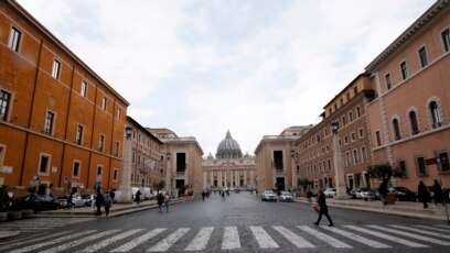 Du khách tại Tòa thánh Vatican.