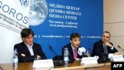 Ambasador Francuske u Prištini Žan Fransoa Fitu (C) govori u Medija centru u Čaglavici u prisustvu Ljuana Šlakua iz KFOS-a i zamenika premijera Kosova Slobodana Petrovića na debati na kojoj je predstavljena "Platforma o normalizaciji odnosa Kosova i Srbij