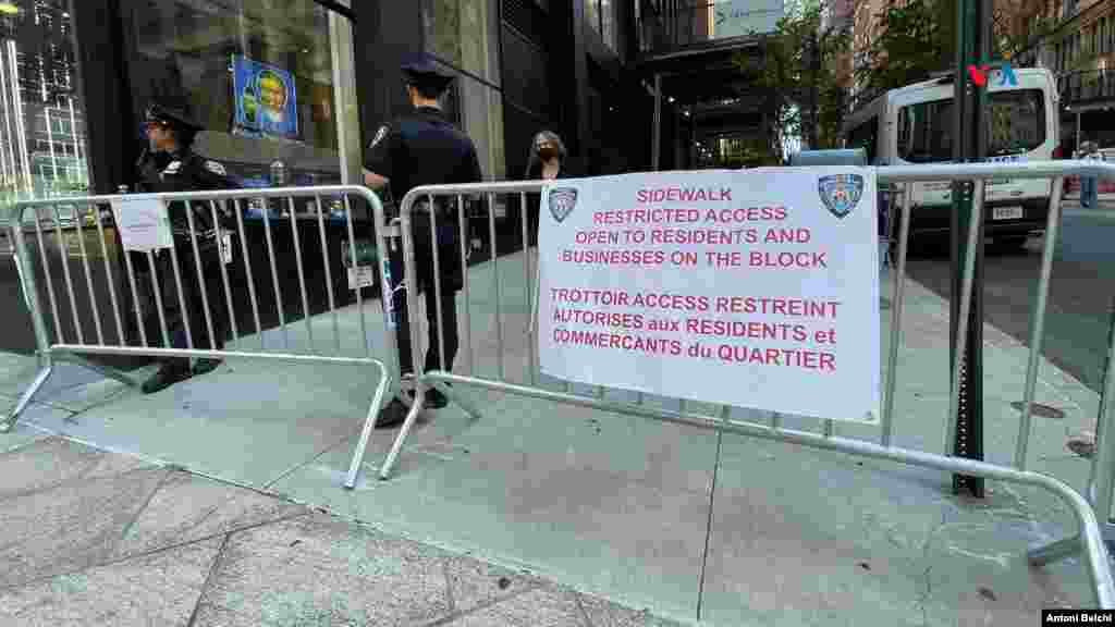 Un cartel informa a los vecinos y empleados de las calles aledañas a la sede central de las Naciones Unidas en Nueva York que el acceso será restringido. Desde hace varios días se han intensificado las medidas de seguridad ante la celebración de la 79a Asamblea General de la ONU en la ciudad.&nbsp;