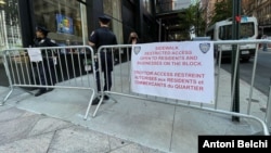 Un cartel informa a los vecinos y empleados de las calles aledañas a la sede central de las Naciones Unidas en Nueva York que el acceso será restringido.