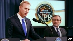 Deputi Menhan AS Patrick Shanahan (kiri) dan Deputi Menteri Energy Dan Brouillette, memberikan keterangan pers tentang "Nuclear Posture Review" di Pentagon, 2 Februari 2018 lalu. 