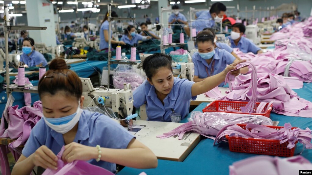 Công nhân làm việc tại nhà máy của Công ty Dệt may Thành Công ở TPHCM vào thời điểm đầu đại dịch, tháng 7/2019.