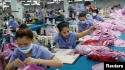 Công nhân làm việc tại nhà máy của Công ty Dệt may Thành Công ở TPHCM vào thời điểm đầu đại dịch, tháng 7/2019. 