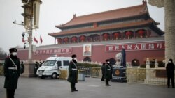 En la Plaza de Tiananmen, en Beijing, los guardian custodian con mascarillas protectoras el 27 de enero de 2020.