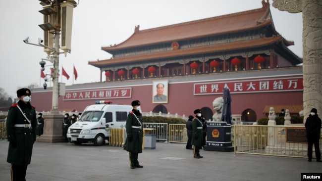 En la Plaza de Tiananmen, en Beijing, los guardian custodian con mascarillas protectoras el 27 de enero de 2020.