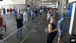 کینٹکی میں ووٹروں کی لمبی قطار۔