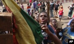 Manifestation d'un groupe de jeunes Maliens devant les locaux de la télévision nationale, à Bamako (2 fév. 2012)