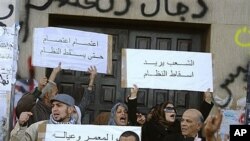 ژماره‌یه‌ک خۆپـیشـانده‌ری لیبی له‌ شـاری بنغازی داوای ڕووخاندنی ڕژێمی موعه‌مه‌ر قه‌زافی ده‌که‌ن