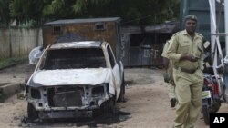 Wani ganduroba a wajen kofar gidan kurkukun Bauchi a bayanda 'yan Kungiyar Boko Haram suka kai farmaki suka kwace 'yan'uwansu daga ciki a ranar 9 Satumba, 2010.