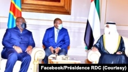 Président Félix Tshisekedi (G) na masaolo na bakonzi ya Emirats arabes unis nsima na bokomi bwa ye na Abu Dhabi, 9 octobre 2021. (Facebook/Présidence RDC)