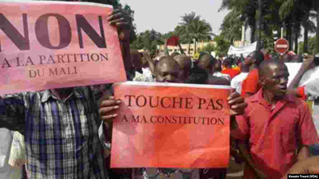 De nombreuses personnes ont participé à la marche citoyenne à Bamako, au Mali, le 18 juin 2017. (VOA/Kassim Traoré)