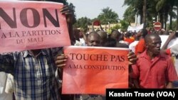 De nombreuses personnes ont participé à la marche citoyenne à Bamako, au Mali, le 17 juin 2017. (VOA/Kassim Traoré)