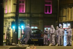영국 경찰 감식반이 2일 테러 사건이 발생한 영국 남부 스트레텀 거리에서 현장 조사를 하고 있다.