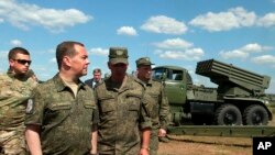 드미트리 메드베데프(왼쪽 두번째) 러시아 국가안보회의 부의장이 지난 5일 야전군 장병들과 회동하고 있다. 