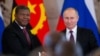Presidente angolano João Lourenço (esq) aperta a mão do Presidente russo, Vladimir Putin (Abril 2019)