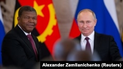 Presidente angolano João Lourenço (esq) aperta a mão do Presidente russo, Vladimir Putin (Abril 2019)