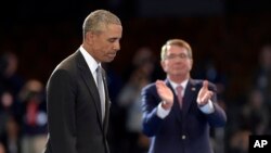 اشتون کارتر وزیر دفاع ایالات متحده، در حال کف زدن به اوباما پس از سخنان وداعیه اش به نظامیان امریکایی