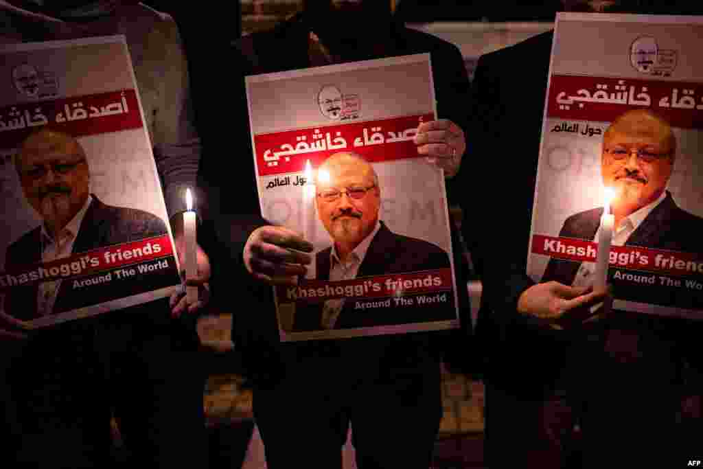 تجمع گروهی از مردم مقابل کنسولگری عربستان در استانبول با در دست داشتن عکس «جمال خاشقجی» روزنامه‌نگار منتقد سعودی که چندی پیش در همین مکان کشته شد.