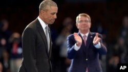 El secretario de Defensa, Ash Carter, aplaude al presidente Barack Obama, durante la despedida de honor de las Fuerzas Armadas para el mandatario.