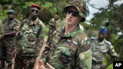 Capitão Gregory das Forças Especiais dos Estados Unidos junto do Exército Ugandês 