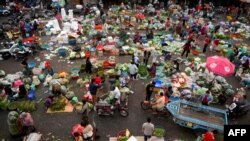 រូបឯកសារ៖ ទិដ្ឋភាពទីផ្សារមួយនៅរាជធានីភ្នំពេញ កាលពីថ្ងៃទី ១ ខែកុម្ភៈ ឆ្នាំ ២០២១។