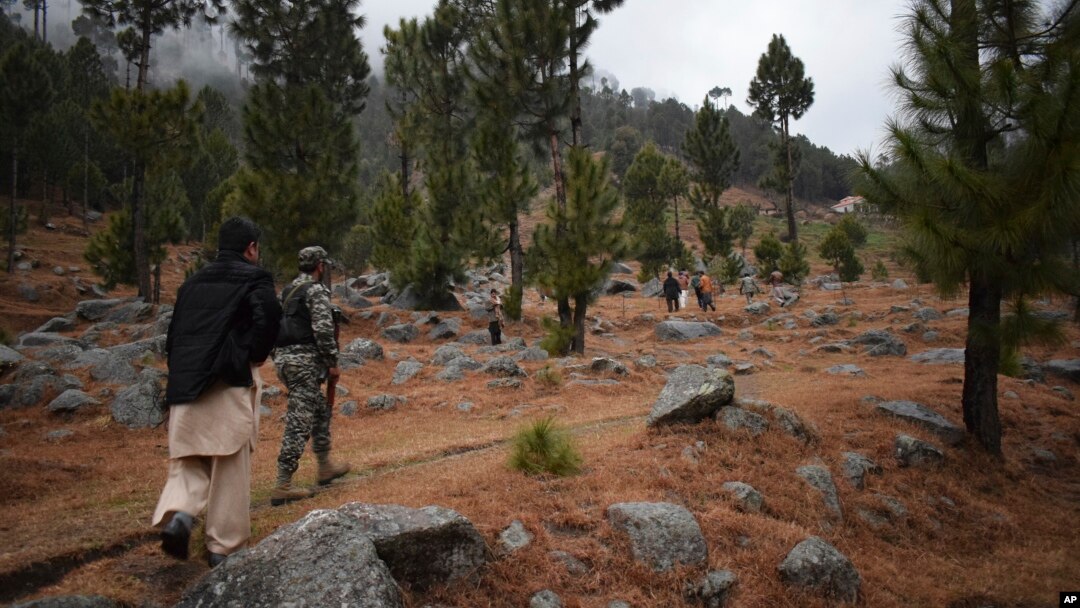 Wartawan dan militer Pakistan memeriksa lokasi terjadinya serangan mortir oleh India di kota Jaba, dekat Balakot, Pakistan, Selasa (26/2). 