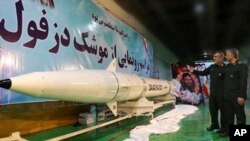 Ali Hajizadeh, chef de la division aérospatiale des Gardiens de la Révolution, à gauche, présente le missile balistique “Dezful” au commandant de la force Mohammad Ali Jafari dans un lieu tenu secret, en Iran, le jeudi 7 février 2019. (Sepahnew)