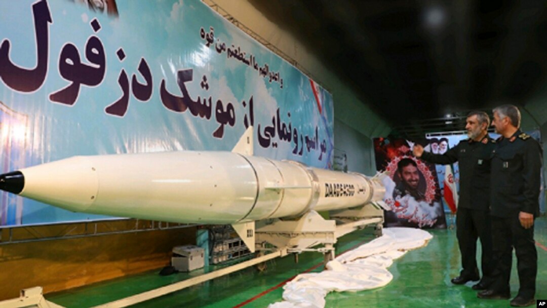 Phi đạn đạn đạo Dezful tại lễ khai trương ngày 7/2/19 tại Iran.