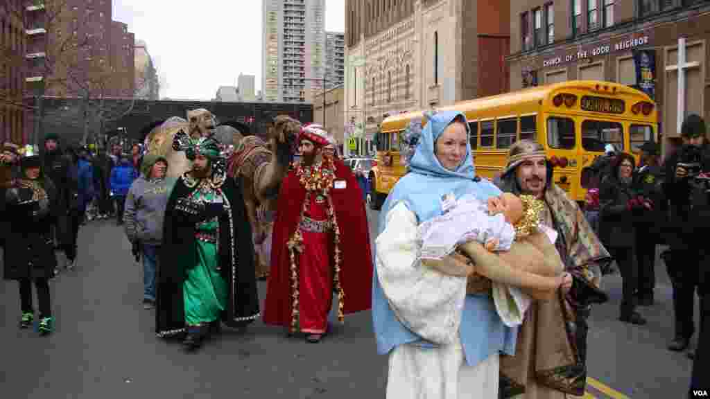 瑪利亞,約瑟夫與三位國王接受民眾歡呼