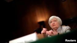 លោកស្រី​ Janet Yellen​ ប្រធាន​ធនាគារ​កណ្តាល​របស់​សហរដ្ឋ​អាមេរិក (Federal Reserve) ផ្តល់​សក្ខីកម្ម​នៅ​ក្នុង​វិមាន​សភា Capitol Hill ក្នុង​រដ្ឋធានី​វ៉ាស៊ីនតោន កាលពី​ថ្ងៃទី១៣ ខែកក្កដា ឆ្នាំ២០១៧។