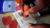 Un agent électoral appose le sceau sur le bulletin d’un électeur qui vient de voter lors des législatives à Abidjan, Côte d’Ivoire, 18 décembre 2016. REUTERS/Thierry Gouegnon